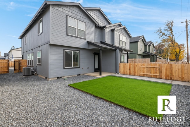 Building Photo - New 3 Bed/2.5 Bath Townhome in Medford