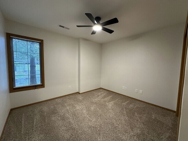 Building Photo - Updated 1st Floor Condo in Delafield!