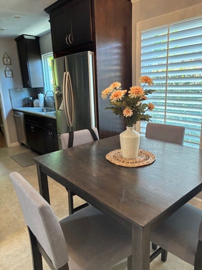 Building Photo - Single Story Home in a Very Desirable Suns...