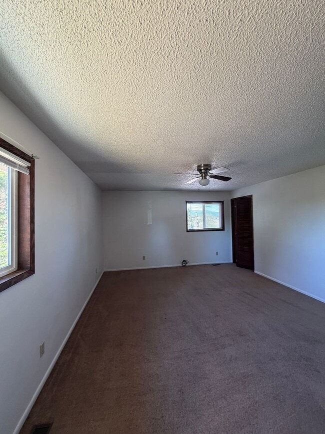 Building Photo - The Perfect House for Roommates, 6bdrms, 3.5 baths, 1.5 miles from Oregon Tech and Sky Lakes Medi...