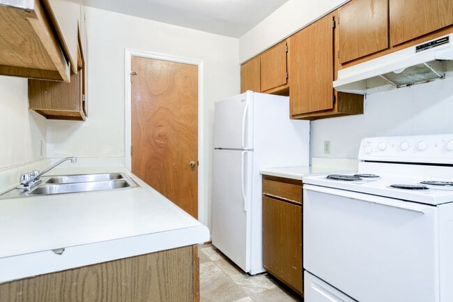 Building Photo - 2 bed/1 bath  Undergrads. On bus line. Pet Friendly.