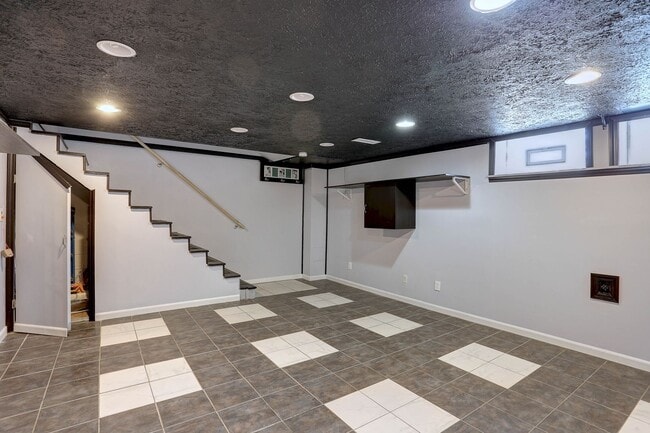 Building Photo - 3 Bedroom 2 Full Bath Row Home Minutes from Morgan State