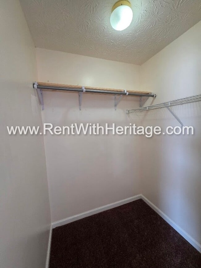 Building Photo - Amazing 3 bedroom, 2.5 bath townhome/ Great Roommate Floorplan / Great Location