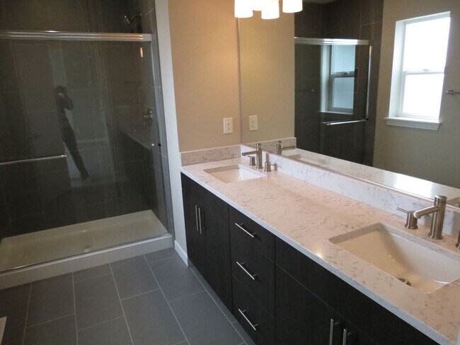 Building Photo - 4Bed/3.5Bath Newer Construction Home in Seattle Otani Gardens Development!