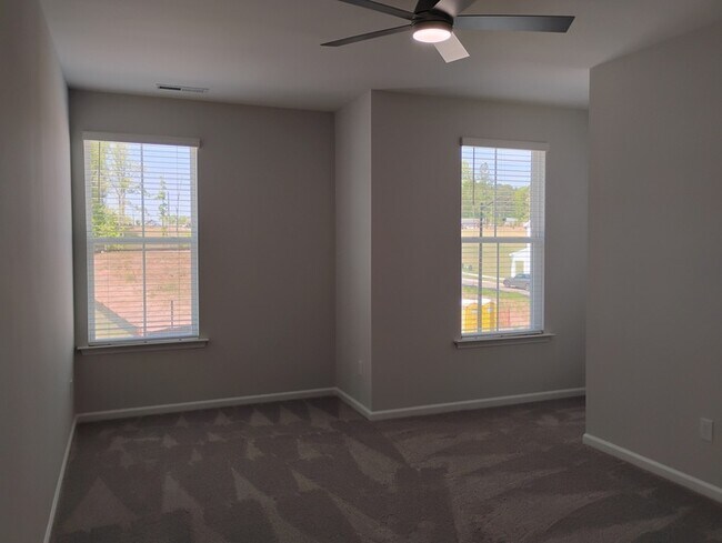 Building Photo - Ovation @ Sweetbrier