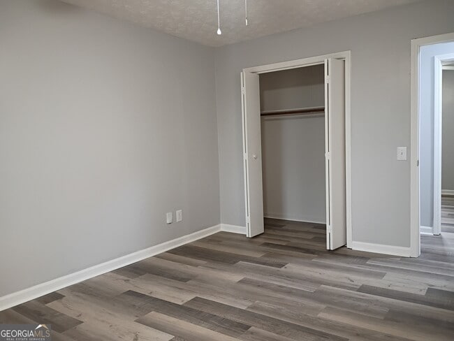 Building Photo - 10 Oak Mt Dr