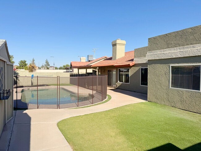 Building Photo - Spacious 4 Bedroom Pool Home in Quiet Cul De Sac