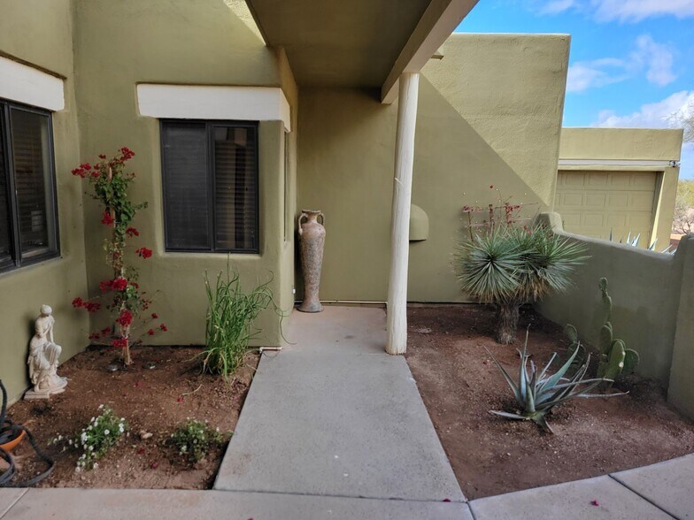 Building Photo - 6105 E Lowden Rd