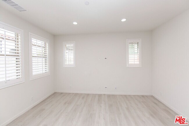 Building Photo - 10922 Mesa Ct