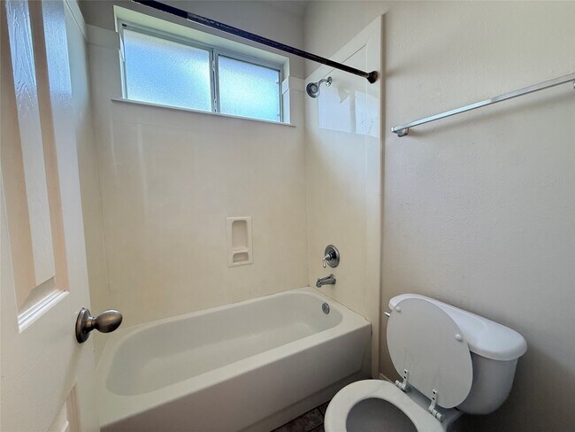 Building Photo - 11605 Bay Ledge Dr