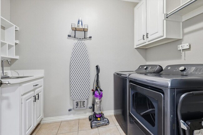 Building Photo - 4843 Golfside Dr