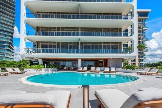 Primary Photo - 2655 S Bayshore Dr