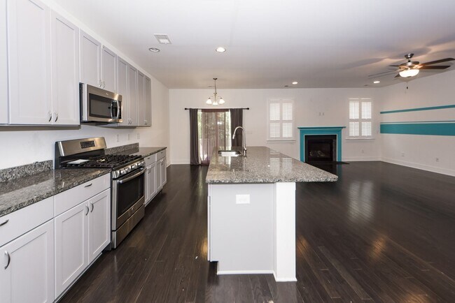 Building Photo - 4 Bedroom 3.5 Bath House in Lawton Park - ...