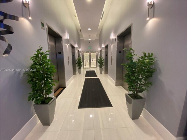 Building Photo - 1200 Brickell Bay Dr