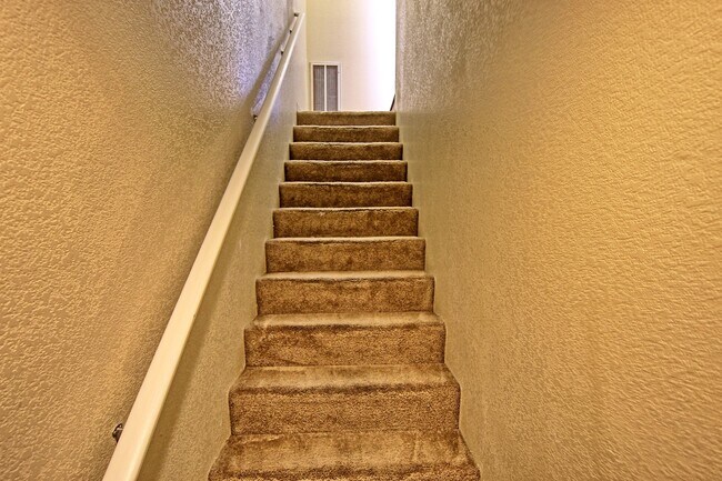 Building Photo - Updated Condo in North Reno