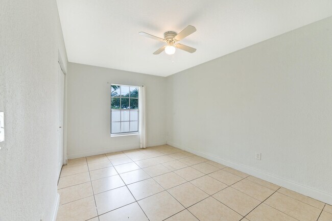Building Photo - 289 SW 3rd Ct