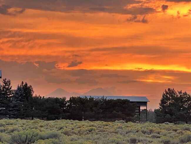 Building Photo - County Setting in NW Bend - 3 Bedroom / 2 Bathroom