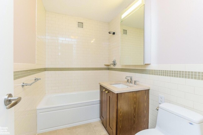 Building Photo - 640 W 237th St
