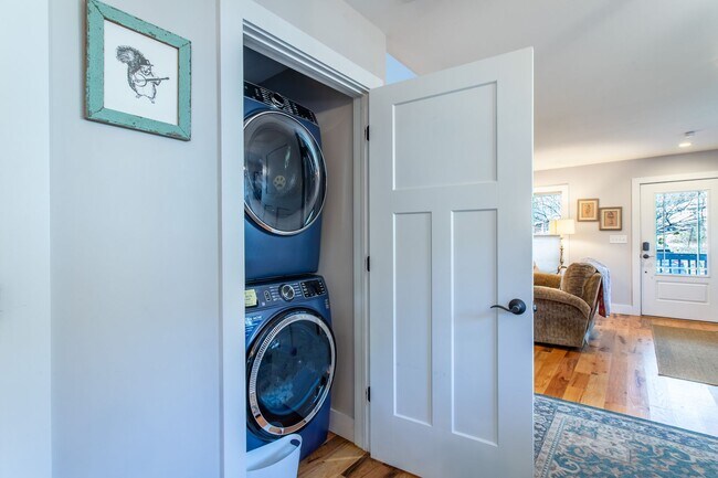 Building Photo - Fully Furnished