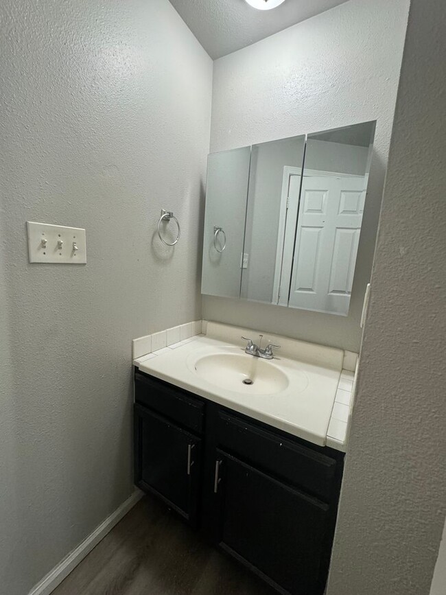 Building Photo - Move into this amazing 1 bedroom apartment...