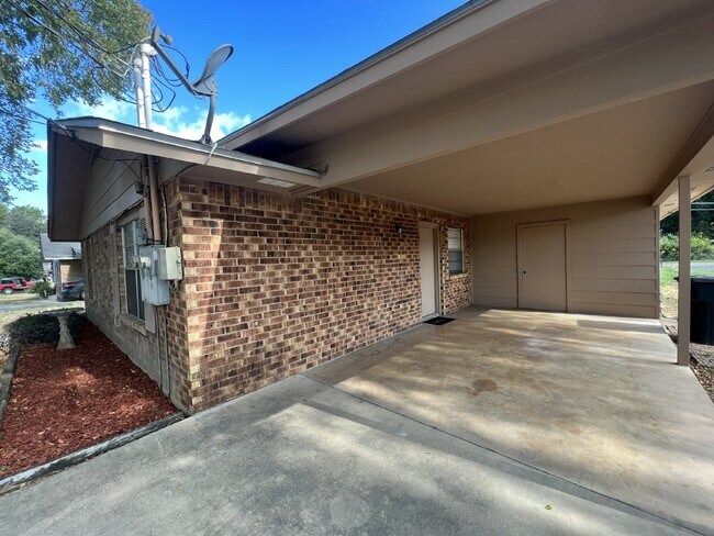 Building Photo - Adorable 2-Bedroom Duplex Just Minutes from Downtown New Braunfels!