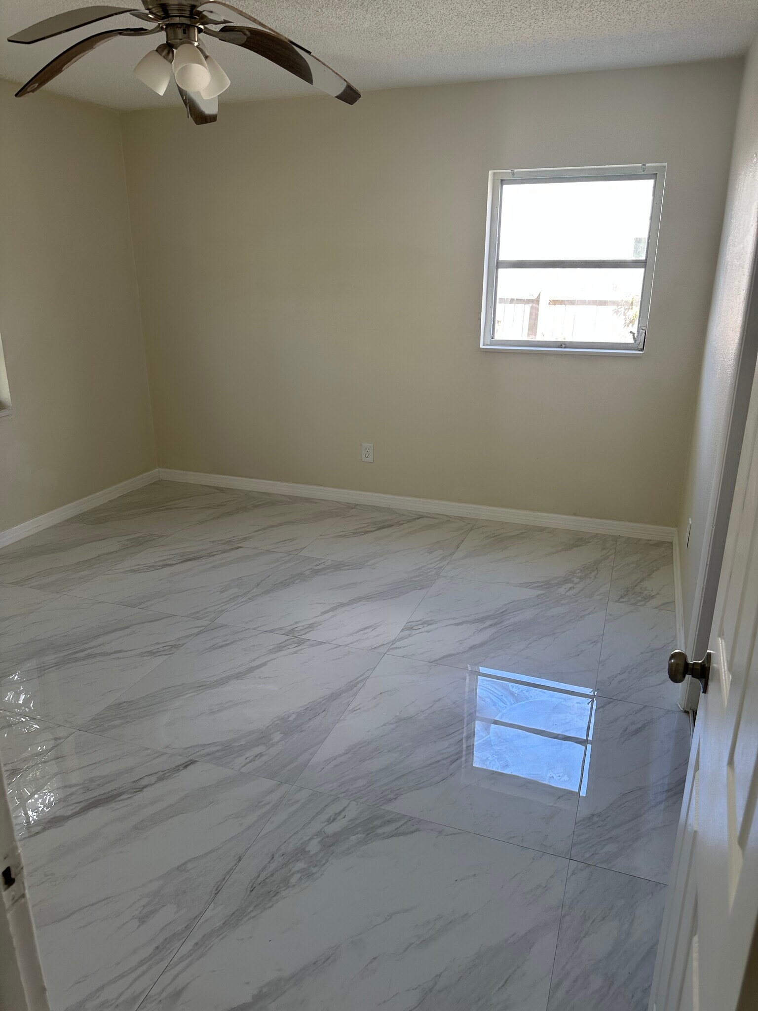 Building Photo - 4909 N Darby Ave