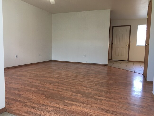 Building Photo - Close to Downtown and CWU!