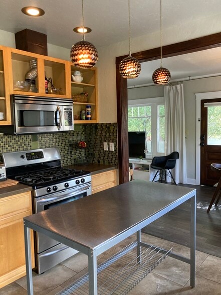 Bungalow Kitchen - 3720 Crestwood Pl