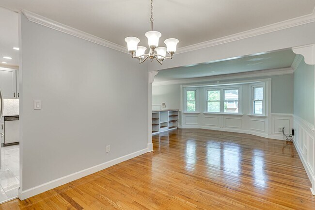 Building Photo - Charming 3+ BR single family home available now