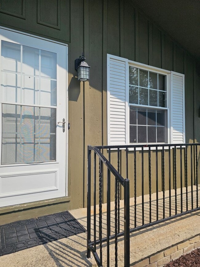 Building Photo - Spacious and bright BG Home
