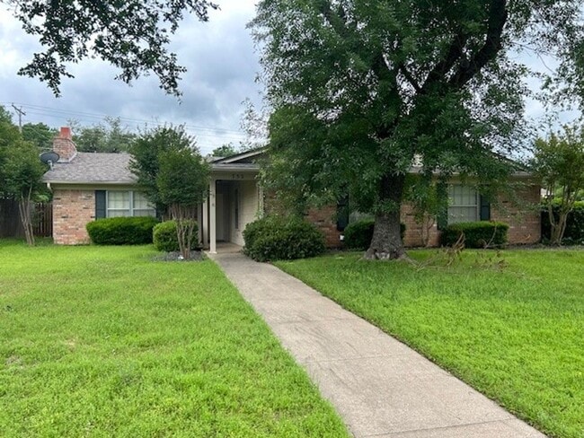 Building Photo - Spacious Midway ISD Home