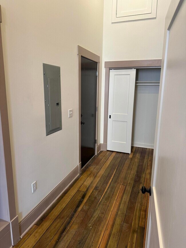 Building Photo - 307 W Main St