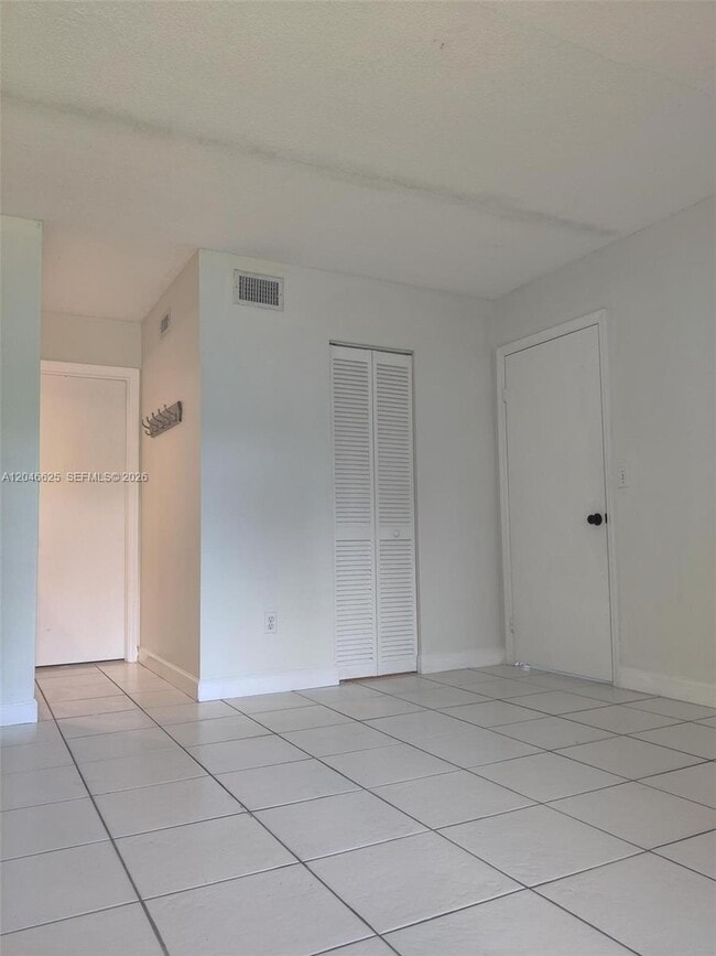 Building Photo - 300 E Club Cir