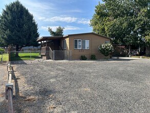 Building Photo - Comfortable Richland Home with Large Yard ...