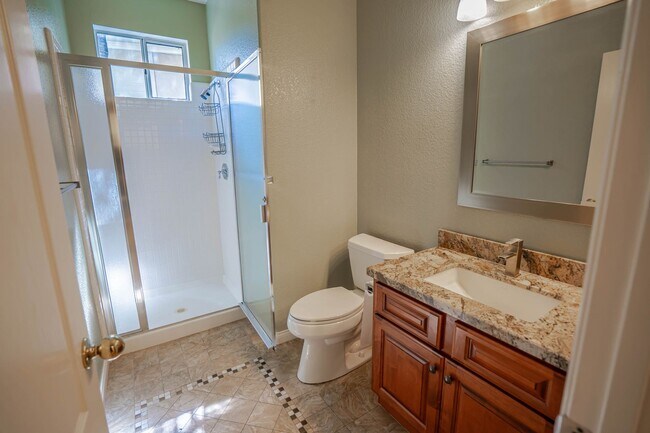 Building Photo - Stunning 5-Bedroom Home with Community Poo...