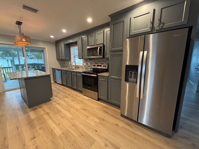 Building Photo - Renovated 3 Bed 2 Bath Home with Fenced in Yard. Screened in Porch. Tesla Charger. Minutes from J...