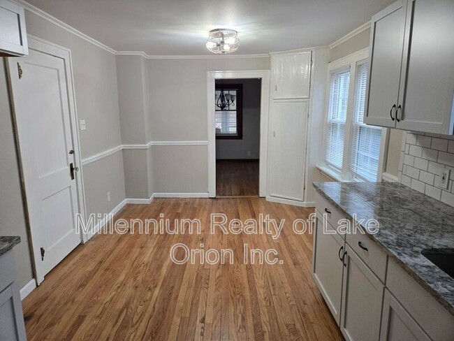 Building Photo - 30 E Beverly Ave