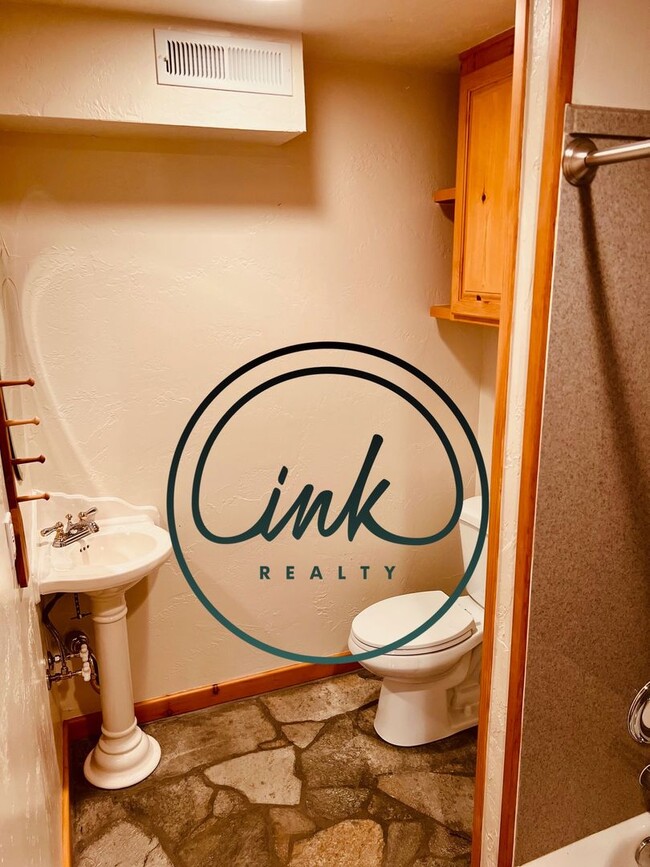 Building Photo - Charming Cabin-Style Home with Stunning To...