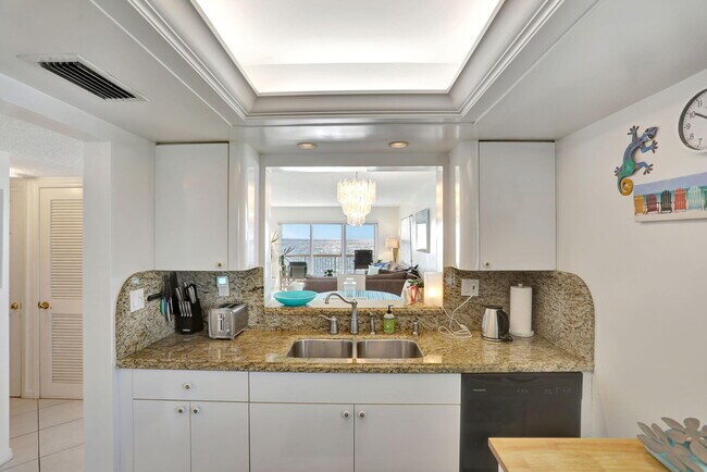 Building Photo - 1069 Hillsboro Mile