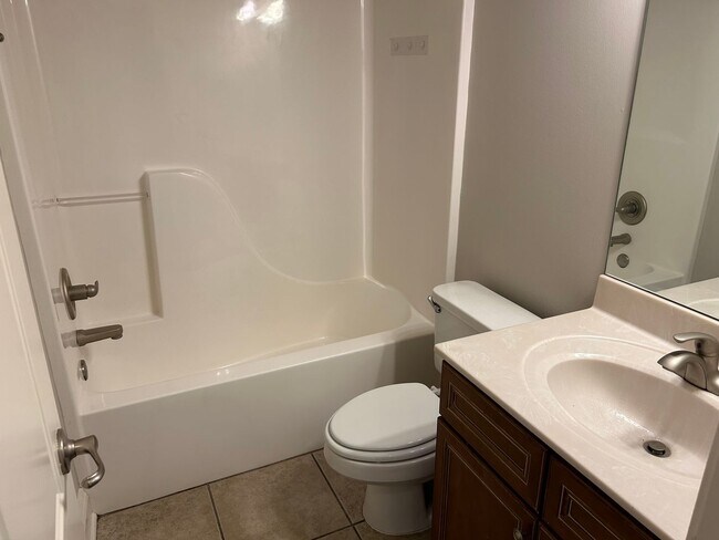 Building Photo - 3069 Roseleigh Dr