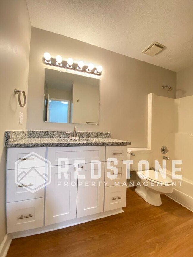 Building Photo - 2 Bedroom, 1.5 Bath - Townhouse