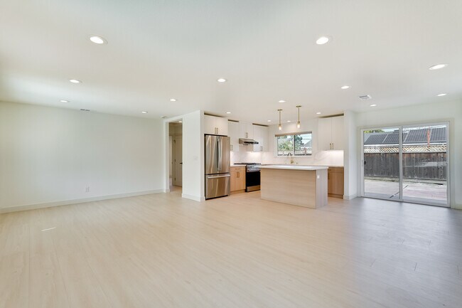 Building Photo - 2051 Randolph Dr