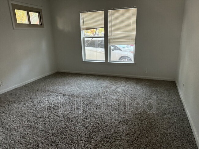 Building Photo - 224 E Oak Dr