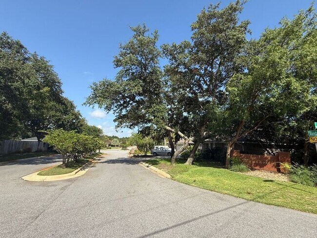 Building Photo - Gulf Breeze - Mandavilla - 3 bedroom, 2 bathroom
