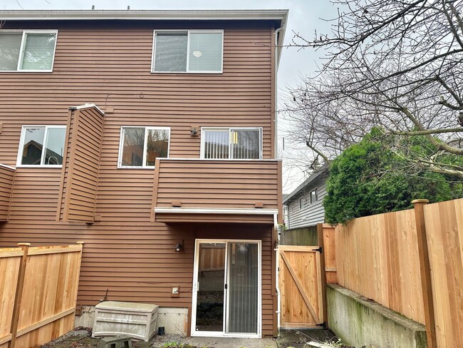 Building Photo - Beautiful 3bed + enclosed back patio townh...