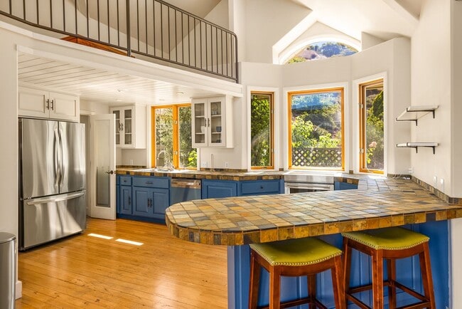 Building Photo - Ojai Views