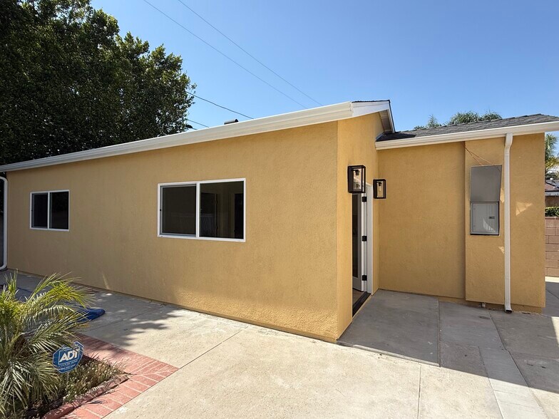 Building Photo - 4931 Placidia Ave