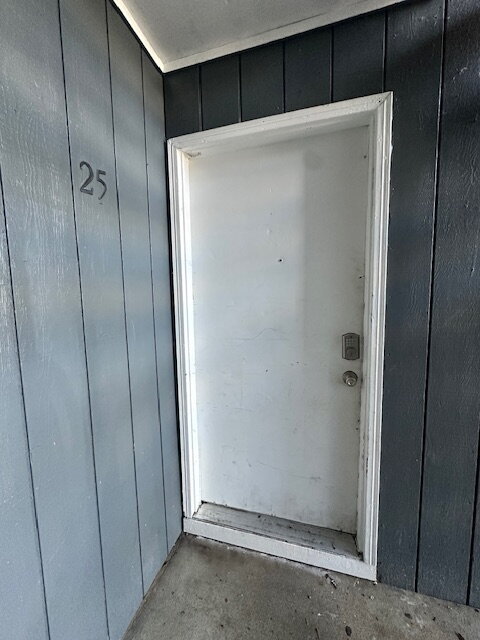 Building Photo - 2-Bedroom Apartment, 1st Floor, Near Transportation