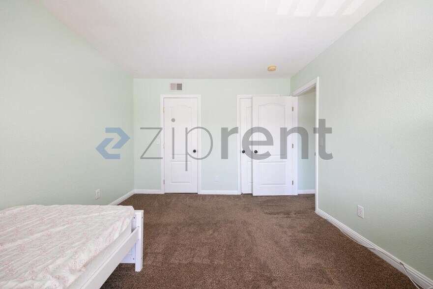 Building Photo - 221 Westlake Dr