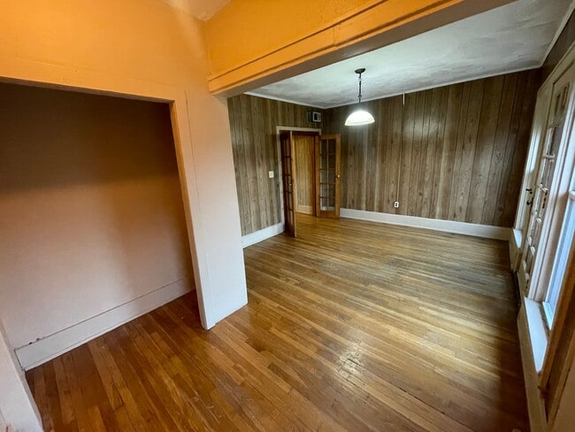 Building Photo - 2 BEDROOM LOCATED IN THE HEART OF THE ART DISTRICT!